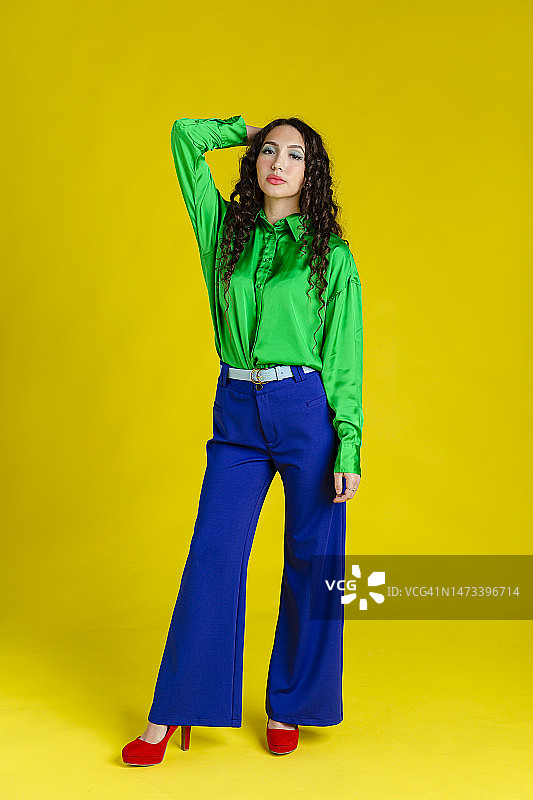 时尚女人身着复古服装图片素材