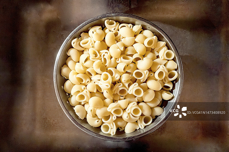 漏勺中的水管面图片素材