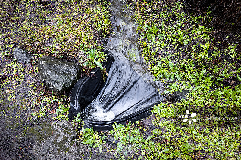 道路旁的塑料排水沟图片素材