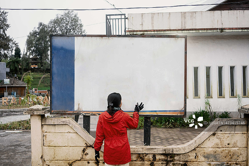 看地图旅游信息的女孩图片素材