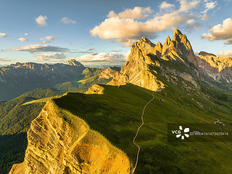 航拍:塞切达峰的日落景色,位于意大利特伦蒂诺-上阿迪杰的多洛米蒂阿尔卑斯山,瓦尔加尔代纳。雄伟的富尔切塔峰,从圣克里斯蒂娜-瓦尔加尔代纳的塞切达看到的奥德勒斯山群图片素材
