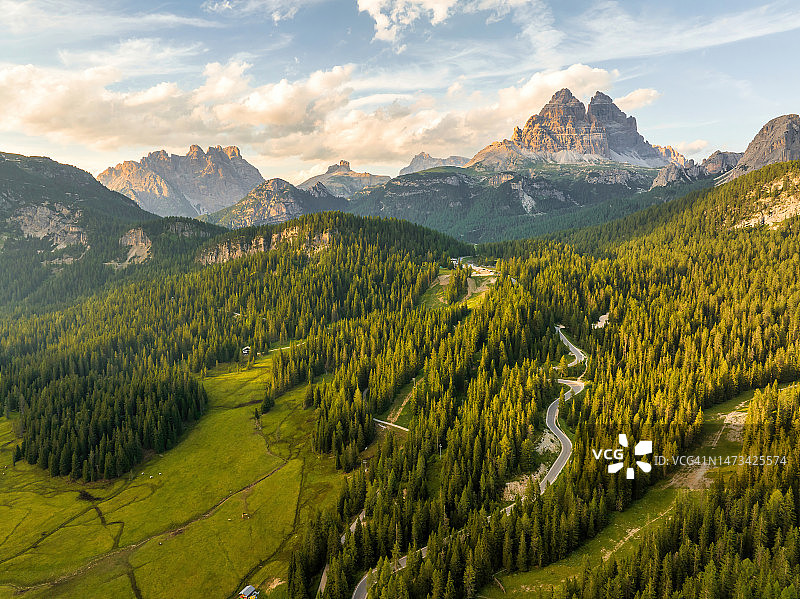 意大利米苏里纳湖和多洛米蒂国家公园的湖泊山脉无人机日落景观图片素材