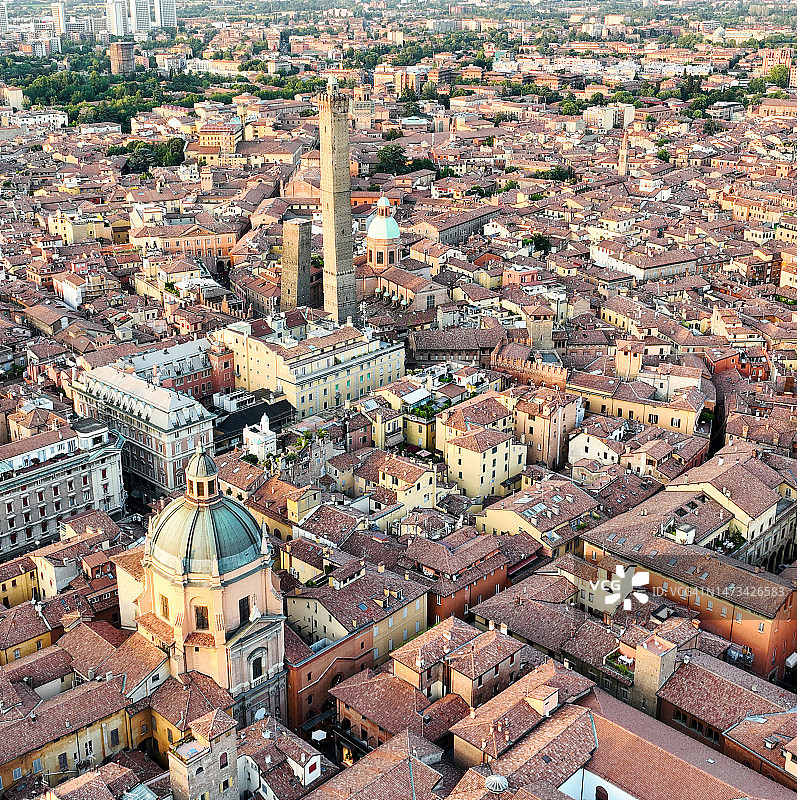 意大利博洛尼亚历史中心和双塔的无人机日落场景，双塔是博洛尼亚的象征，两座塔都倾斜图片素材