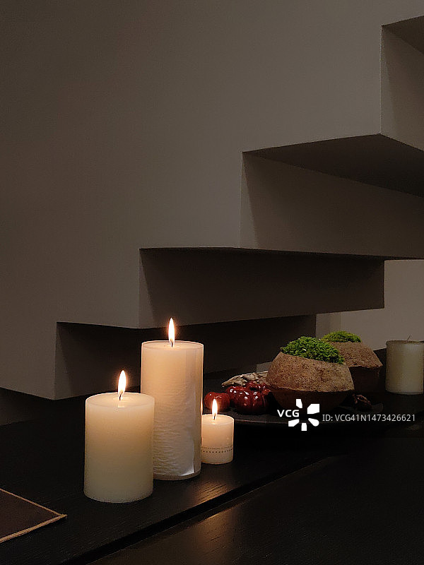 桌子上的蜡烛图片素材