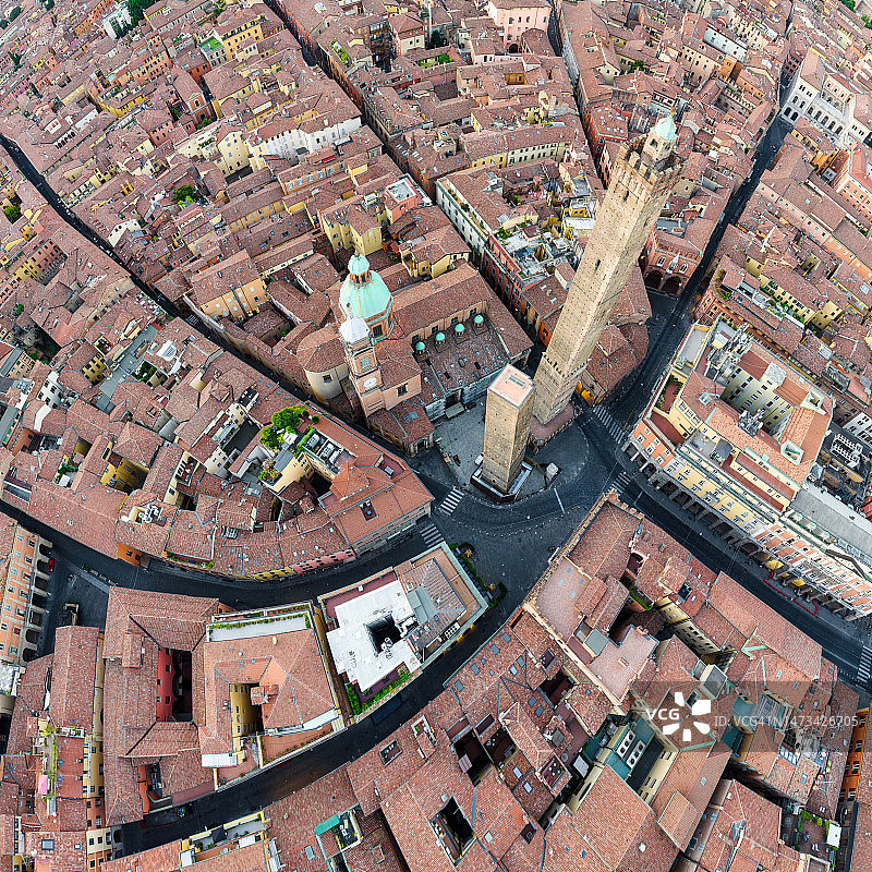 意大利博洛尼亚历史中心和双塔的无人机日落场景，双塔是博洛尼亚的象征，两座塔都倾斜图片素材
