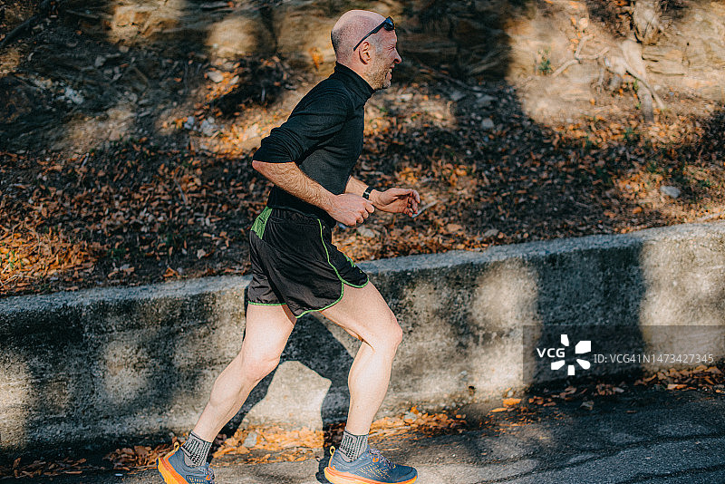在路上跑步的男士图片素材