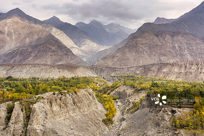 喀喇昆仑公路沿途的秋季风光：罕萨河与喀喇昆仑山脉，巴基斯坦北部吉尔吉特-巴尔蒂斯坦图片素材