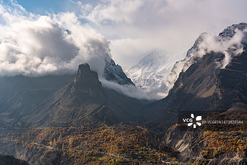 巴基斯坦北部罕萨山谷秋景日出，喀喇昆仑山脉图片素材