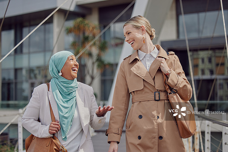 在城市中开会、团队合作的商务女性，探讨工作事宜图片素材