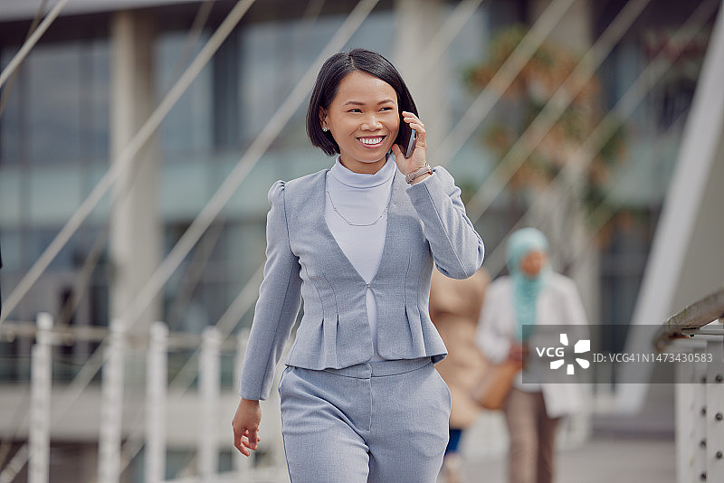 在桥上通过App进行商务谈判或达成合作的亚洲女性图片素材