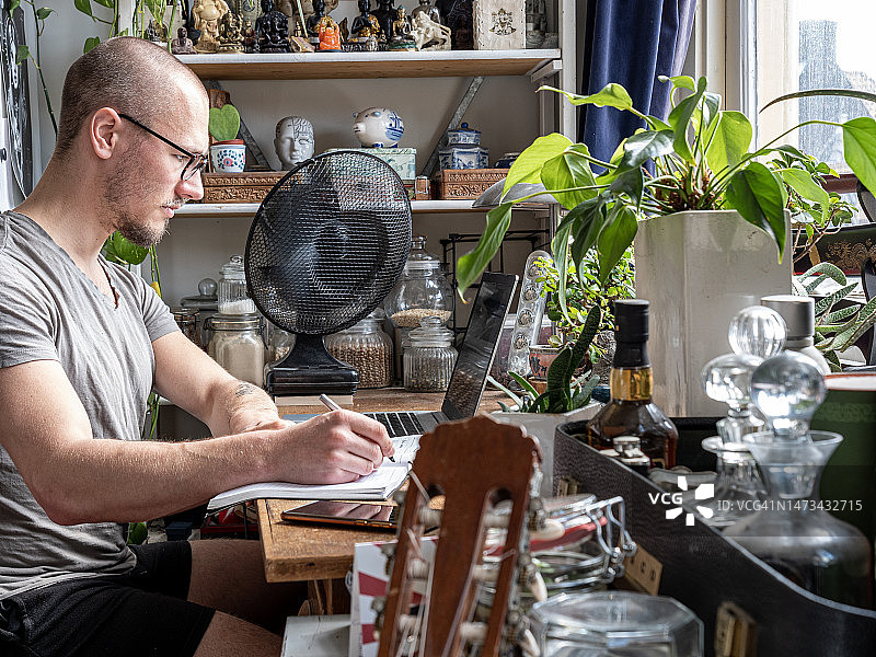 在家学习的学生图片素材