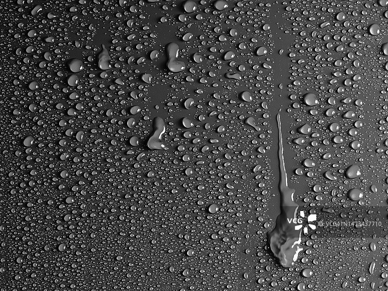 灰色表面滑落的水滴图片素材