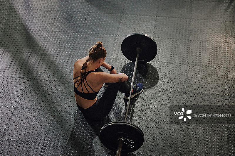 健身举重：健身房里休息的女健身者图片素材