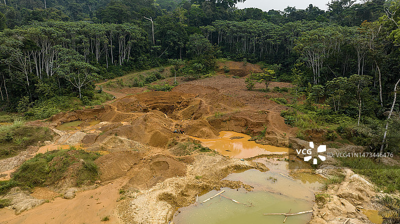 热带雨林中的非法手工金矿开采及森林砍伐图片素材