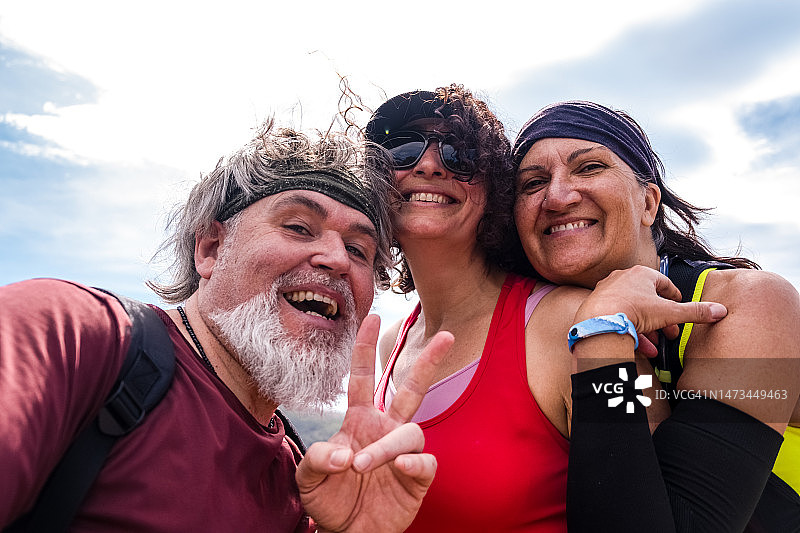 一群朋友在徒步旅行中享受大自然时自拍。看着镜头图片素材