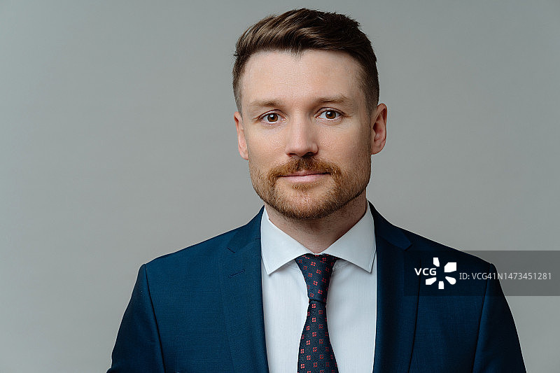 自信的商务人士穿着正装，直视镜头图片素材