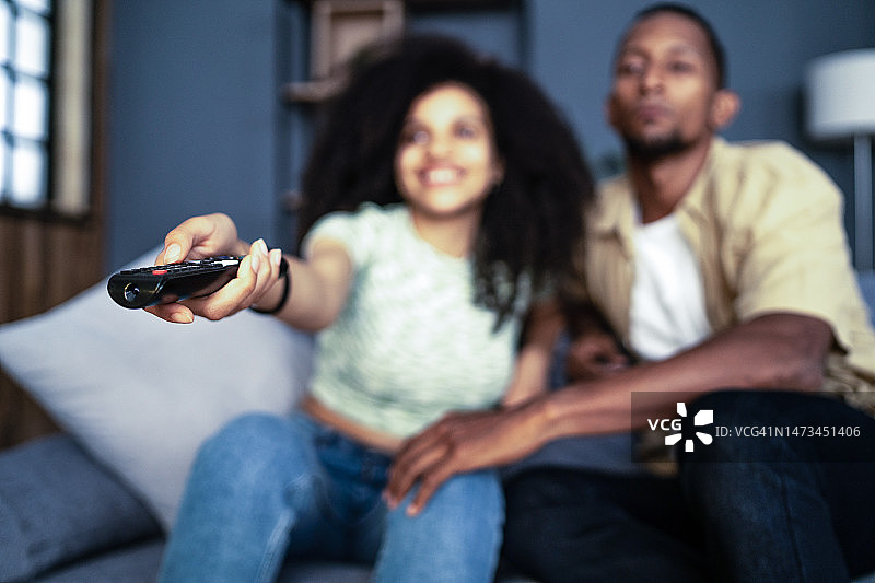 女子手持遥控器的特写图片素材