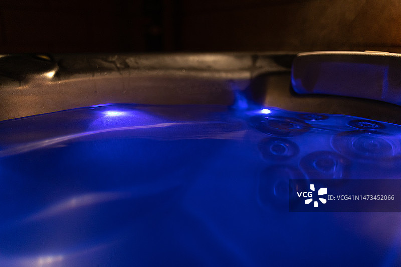 夜晚的按摩浴缸与灯光图片素材