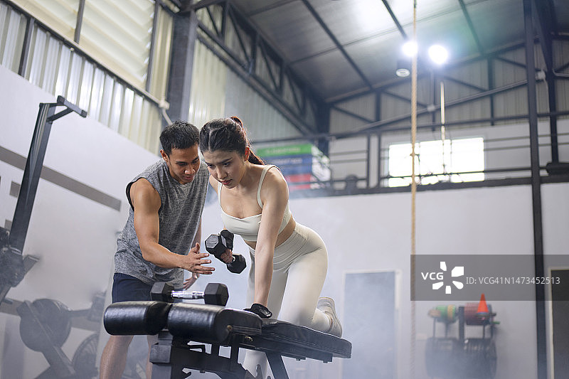 在健身中心锻炼的女人图片素材