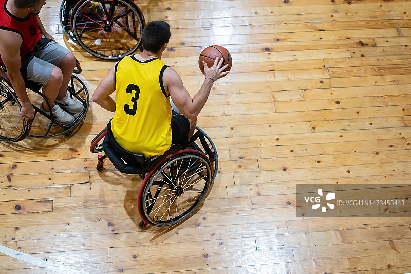 残疾运动员篮球比赛瞬间图片素材