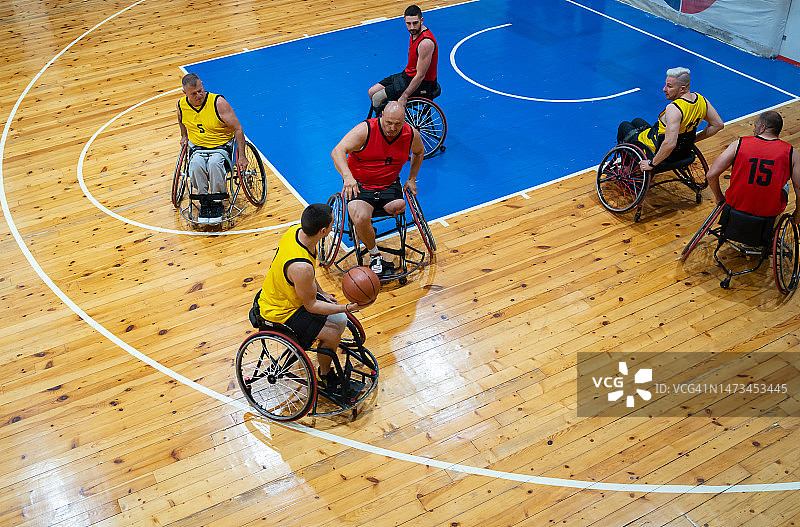 轮椅使用者打篮球的高角度照片图片素材