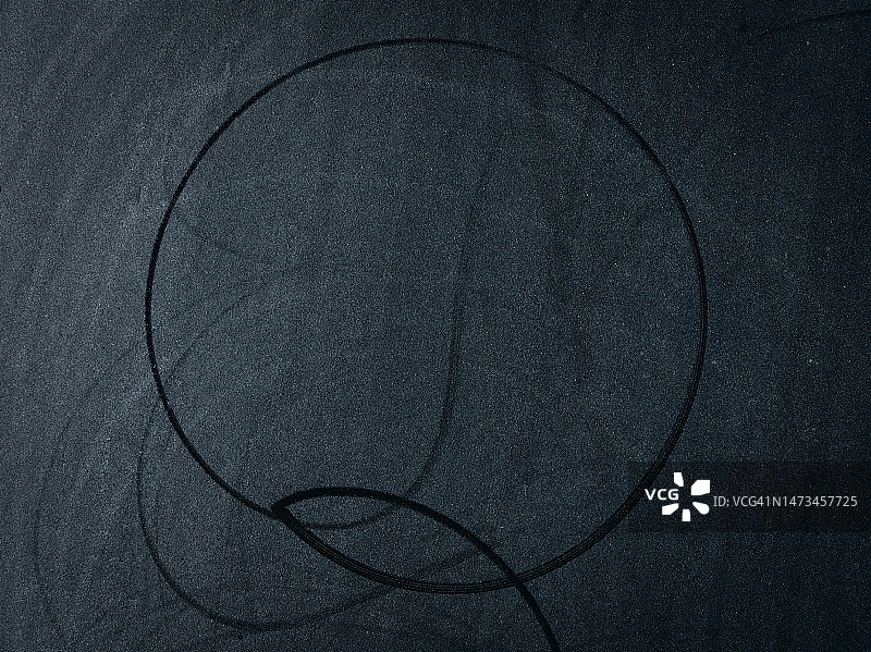 覆盖轮胎痕迹的赛道图片素材