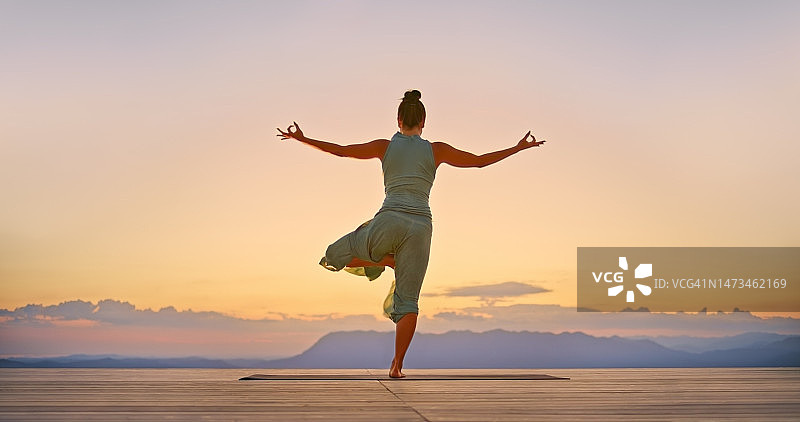 在甲板上做瑜伽的女人图片素材