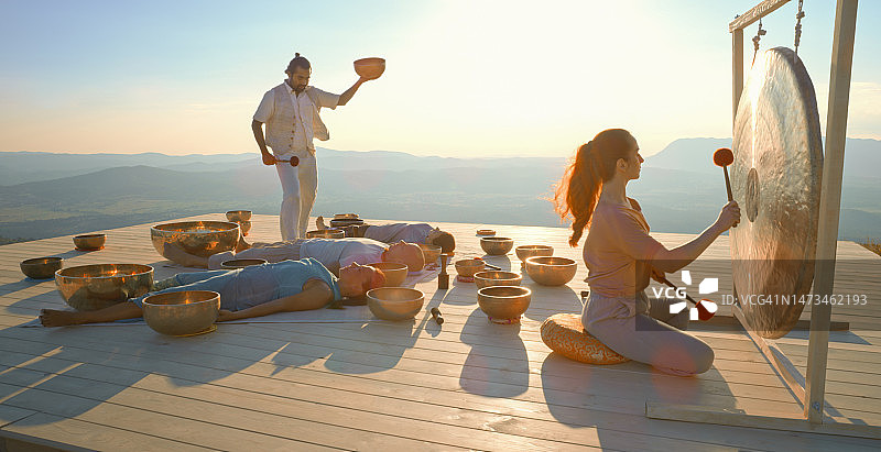 理疗师敲锣进行声音疗法图片素材