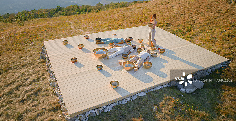 女人演奏铜锣进行声音疗法图片素材