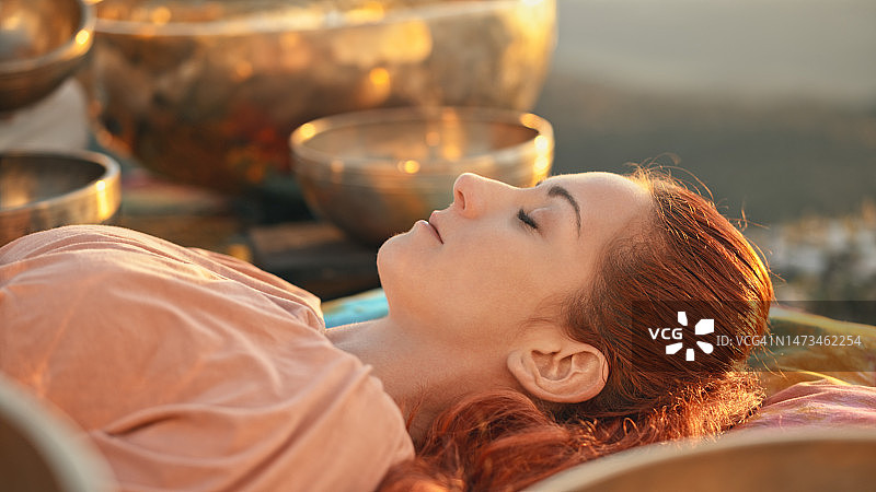 女人演奏铜锣进行声音疗法图片素材