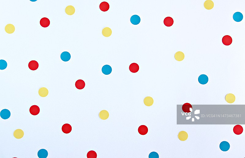 白色背景上的彩色圆点图片素材