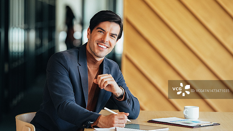 工作中微笑的商人肖像图片素材