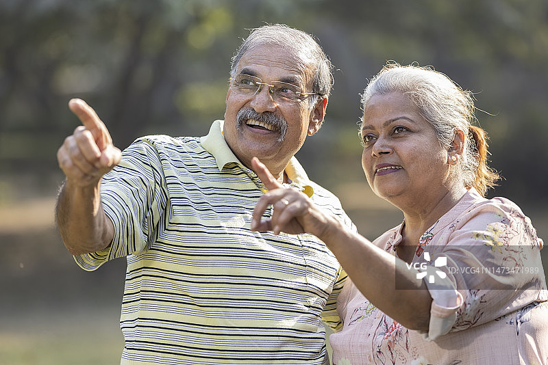 老年夫妇在公园里休闲图片素材