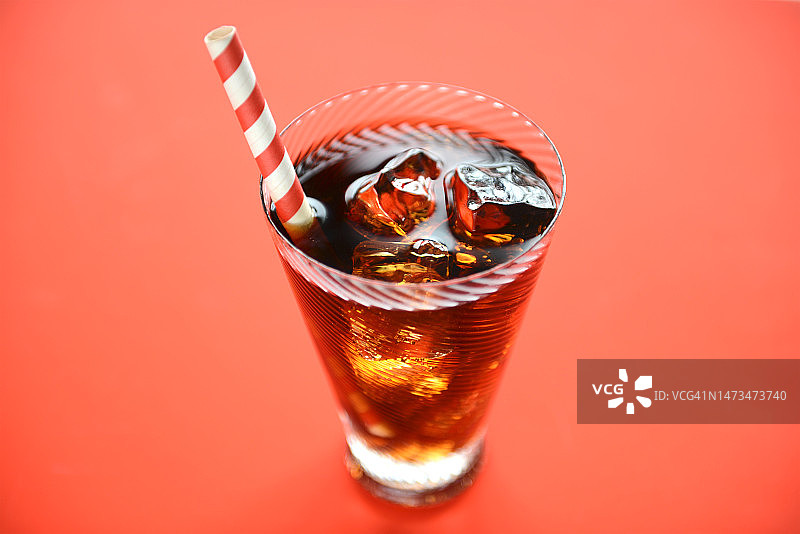 红色背景上的鸡尾酒图片素材