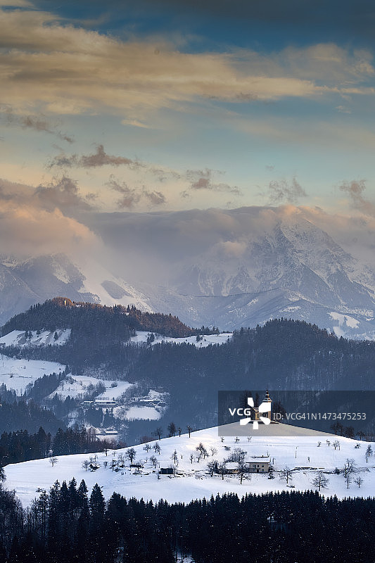 斯洛文尼亚日出：朱利安阿尔卑斯山和圣托马斯教堂图片素材