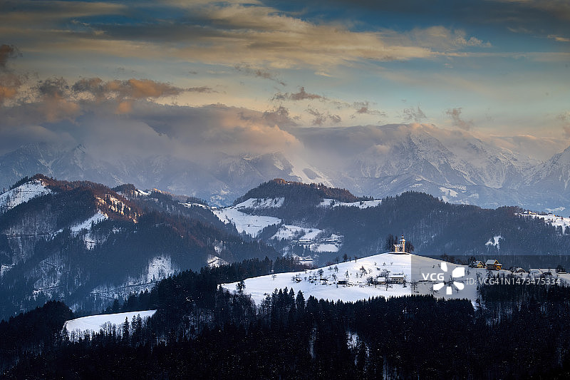 斯洛文尼亚日出景观，朱利安阿尔卑斯山和迷人的圣托马斯小教堂图片素材
