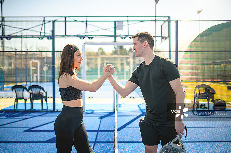 年轻人打板式网球：开始游戏图片素材