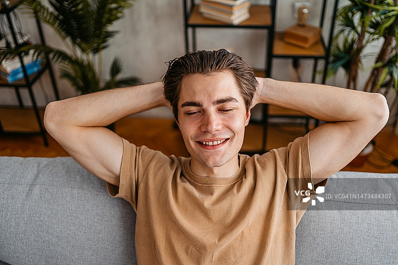 在家中沙发上放松的年轻男人图片素材