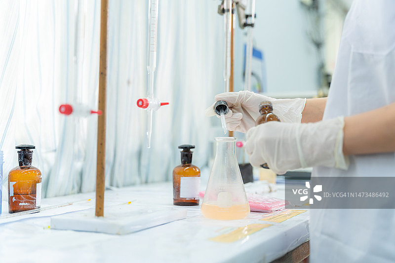 女营养师在实验室检测食物样本特写图片素材