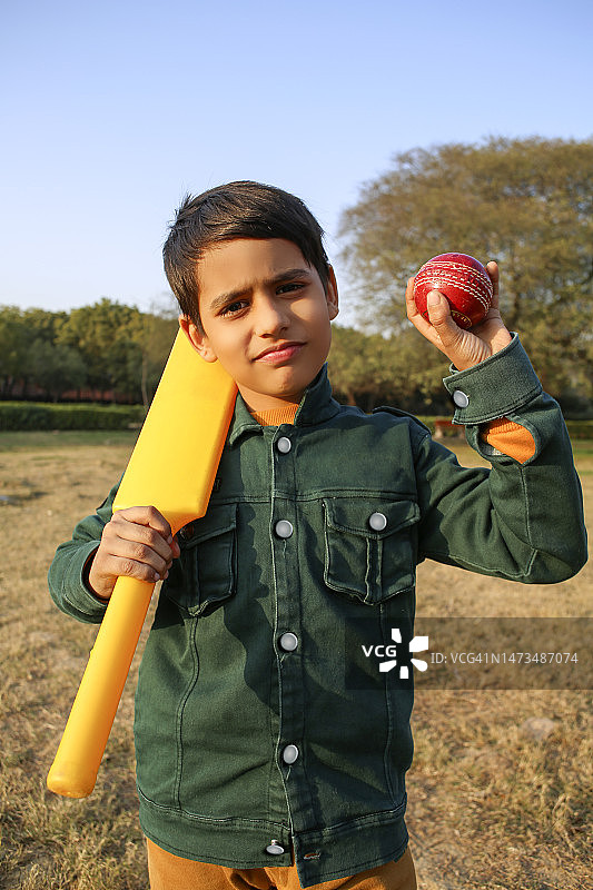 准备玩板球的男孩图片素材