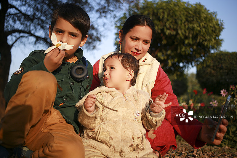 公园里母子合影图片素材