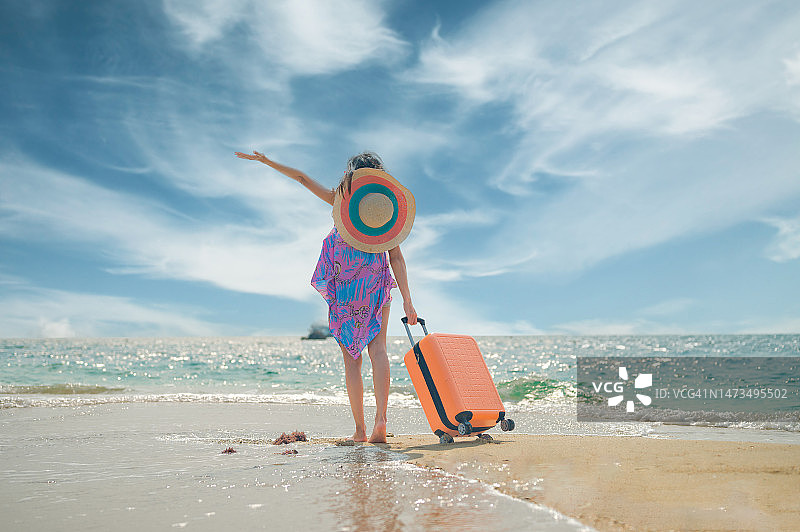 在海边享受旅行的女人图片素材