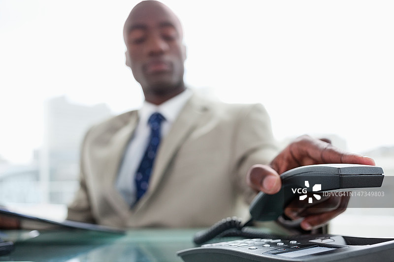 商人挂断电话图片素材