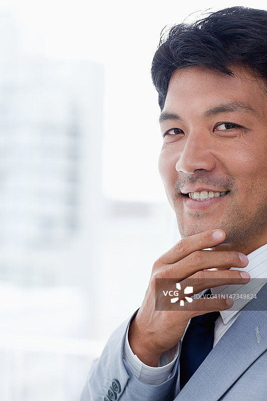 思考中的微笑的办公室职员肖像图片素材