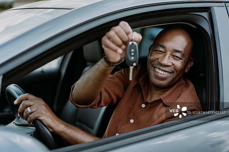 手持新车钥匙图片素材