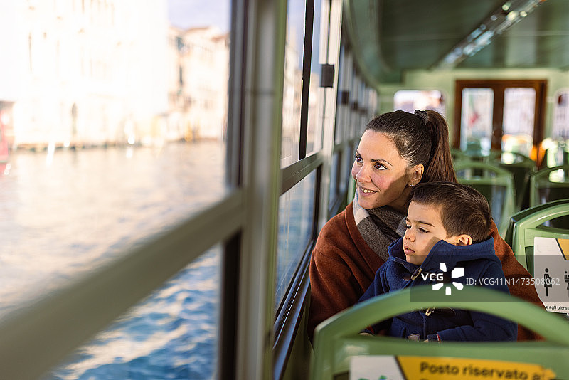 大运河上的渡轮观光图片素材