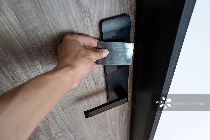 使用智能卡打开房间门图片素材