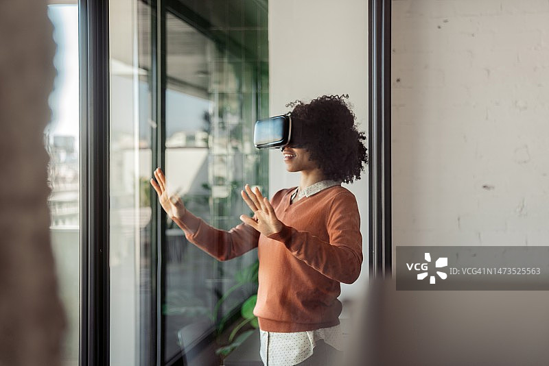 女商人在办公室使用VR眼镜图片素材