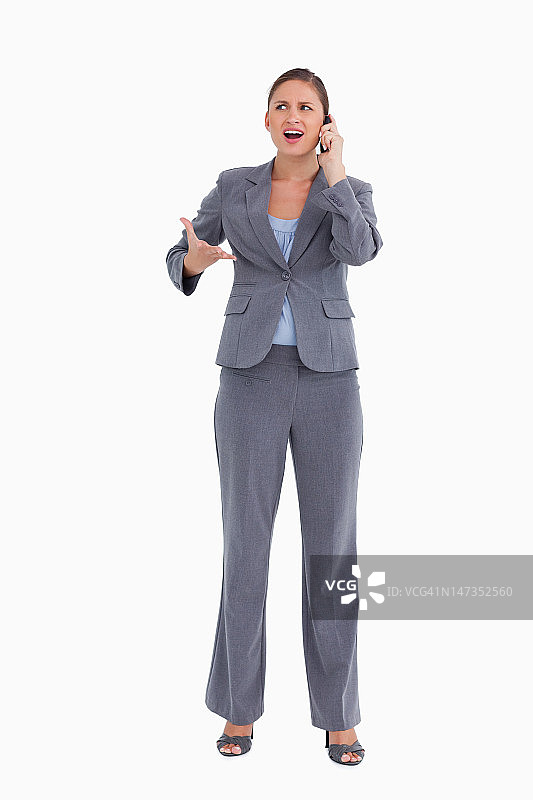 愤怒的女商人对着来电者大喊图片素材