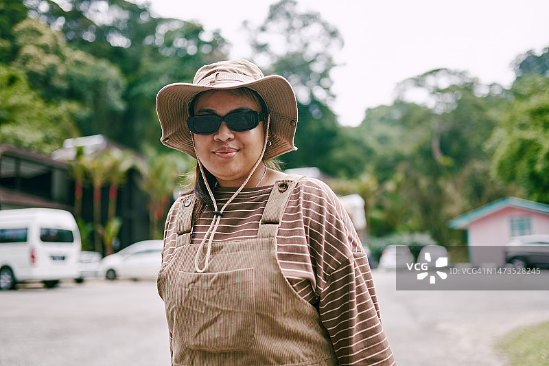准备露营的亚洲女性肖像图片素材